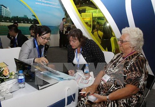 Khách nước ngoài tìm hiểu các tour du lịch trong nước tại gian hàng của Saigontourist tại Hội chợ ITE-HCMC. (Ảnh: Phương Vy/TTXVN)